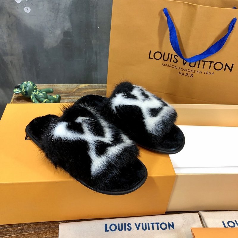Full silhouette view of Louis Vuitton luxury piece style No.127