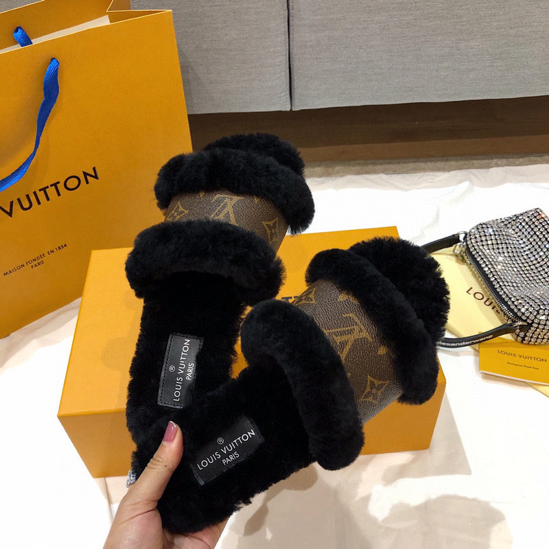 Back view of Louis Vuitton luxury piece style No.038