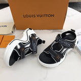 Three-quarter angle view of Louis Vuitton luxury piece style No.085