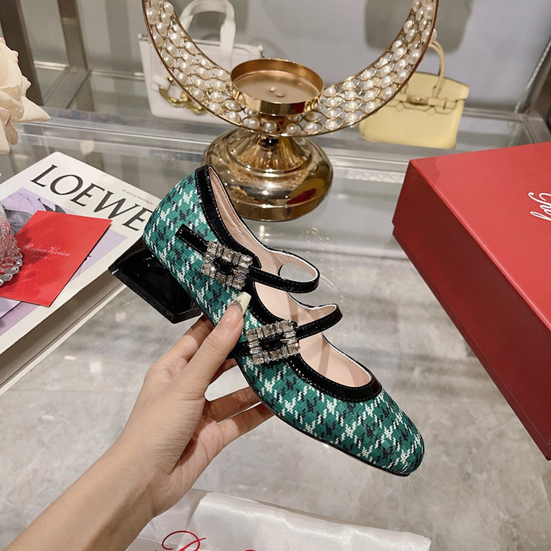 Three-quarter angle view of Roger Vivier luxury piece style No.101