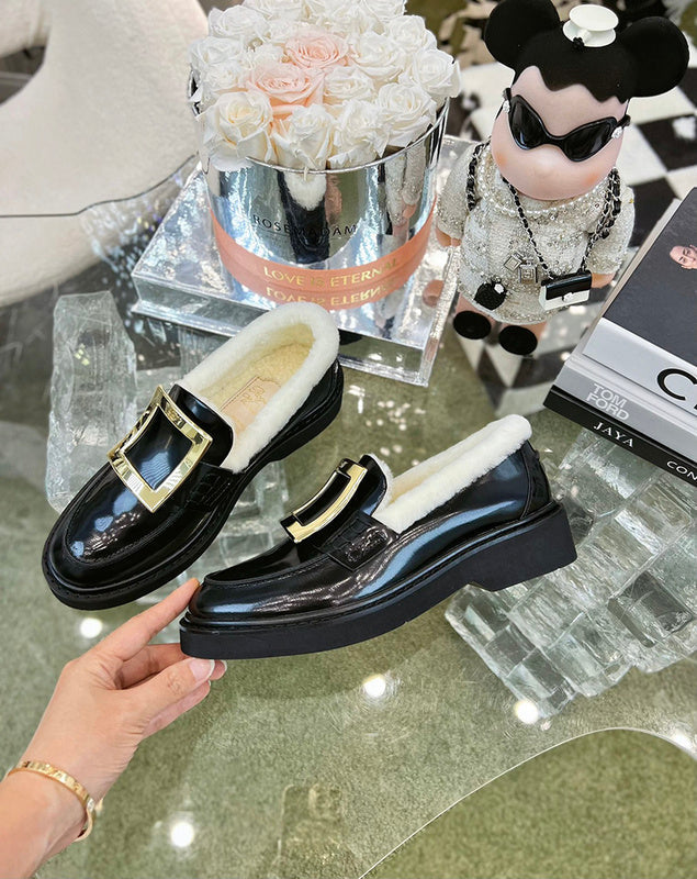 Side profile view of Roger Vivier luxury piece style No.087