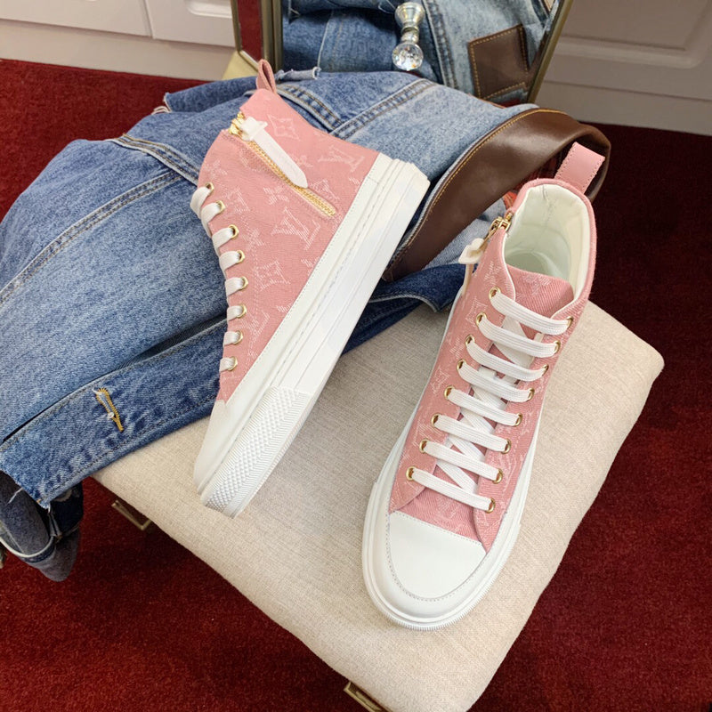 Three-quarter angle view of Louis Vuitton luxury piece style No.097