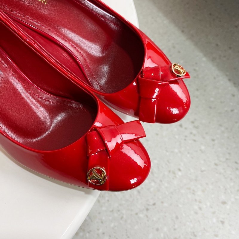 Three-quarter angle view of Louis Vuitton luxury piece style No.169