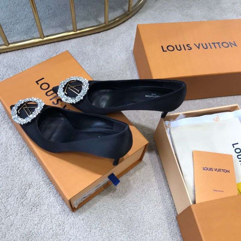 Full silhouette view of Louis Vuitton luxury piece style No.081