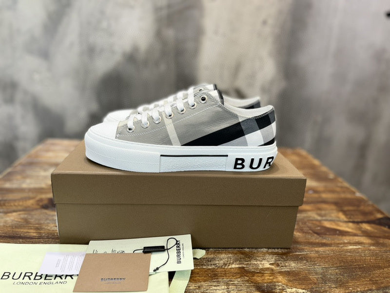 Burberry shoes Style 306 - logo and branding close-up
