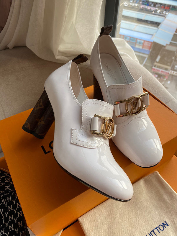 Full silhouette view of Louis Vuitton luxury piece style No.001