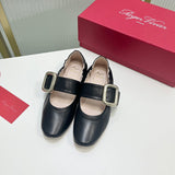 Three-quarter angle view of Roger Vivier luxury piece style No.082