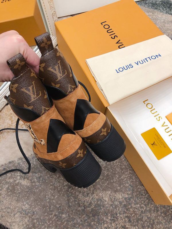 Three-quarter angle view of Louis Vuitton luxury piece style No.174