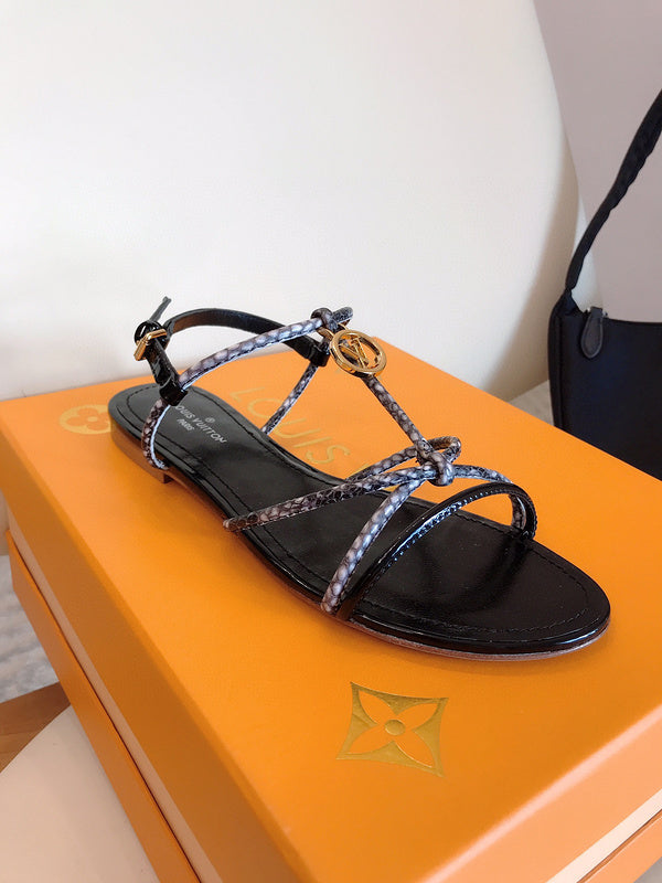 Front view of Louis Vuitton luxury piece style No.006