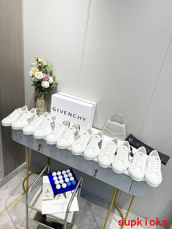 Givenchy shoes Style 044 - logo and branding close-up