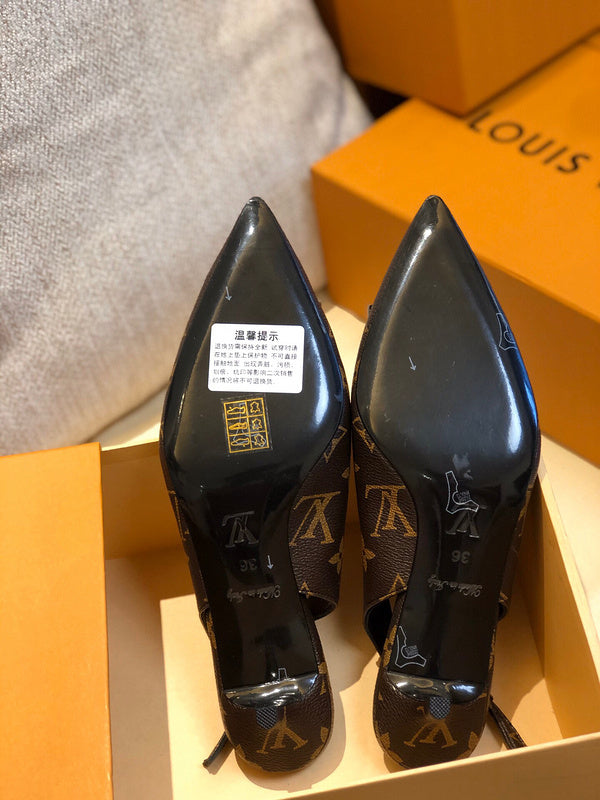 Front view of Louis Vuitton luxury piece style No.123