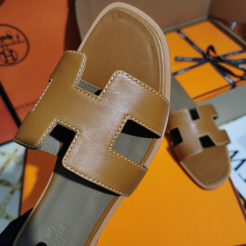 Hermès Red Flat Thong Sandals - Heel Detail View