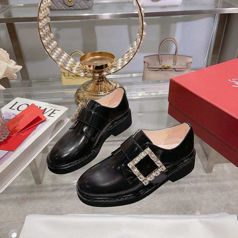 Side profile view of Roger Vivier luxury piece style No.093