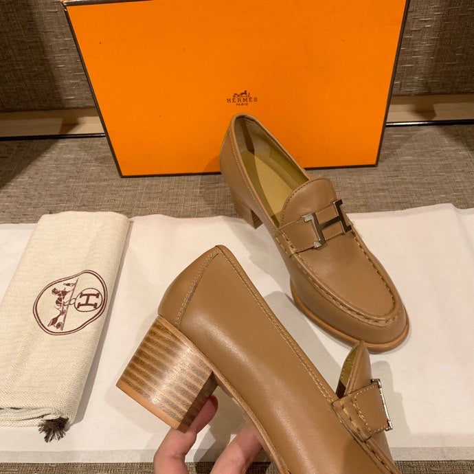 Hermès Grey Block Heel Pumps - Heel Detail View