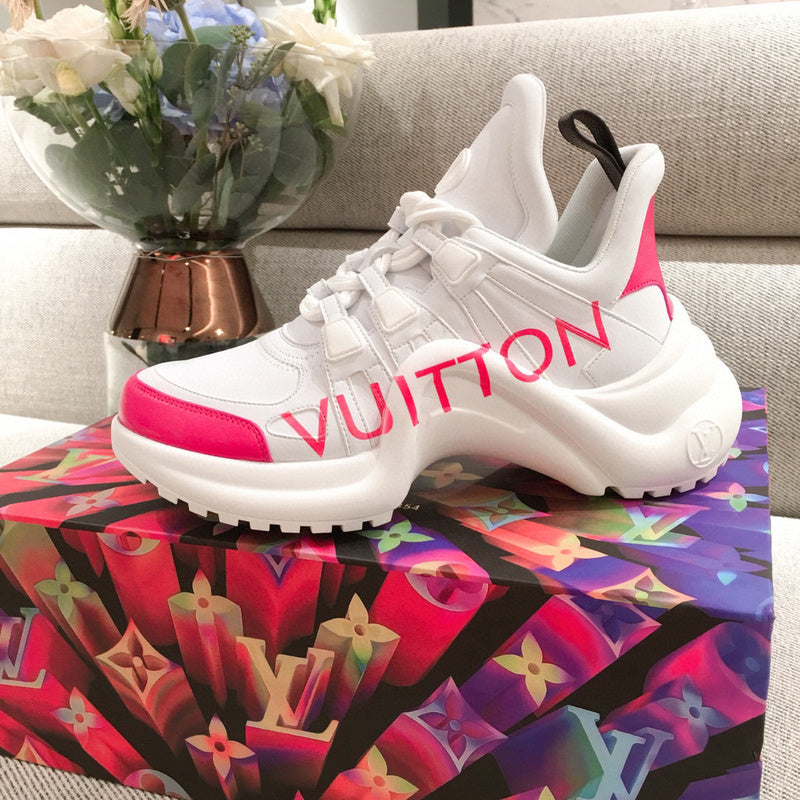 Front view of Louis Vuitton luxury piece style No.071