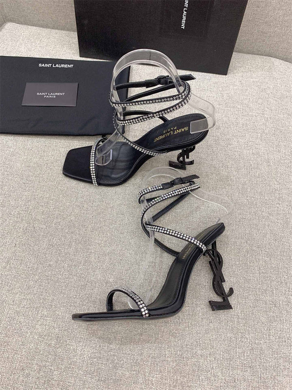 Three-quarter angle view of Saint Laurent luxury piece style No.077