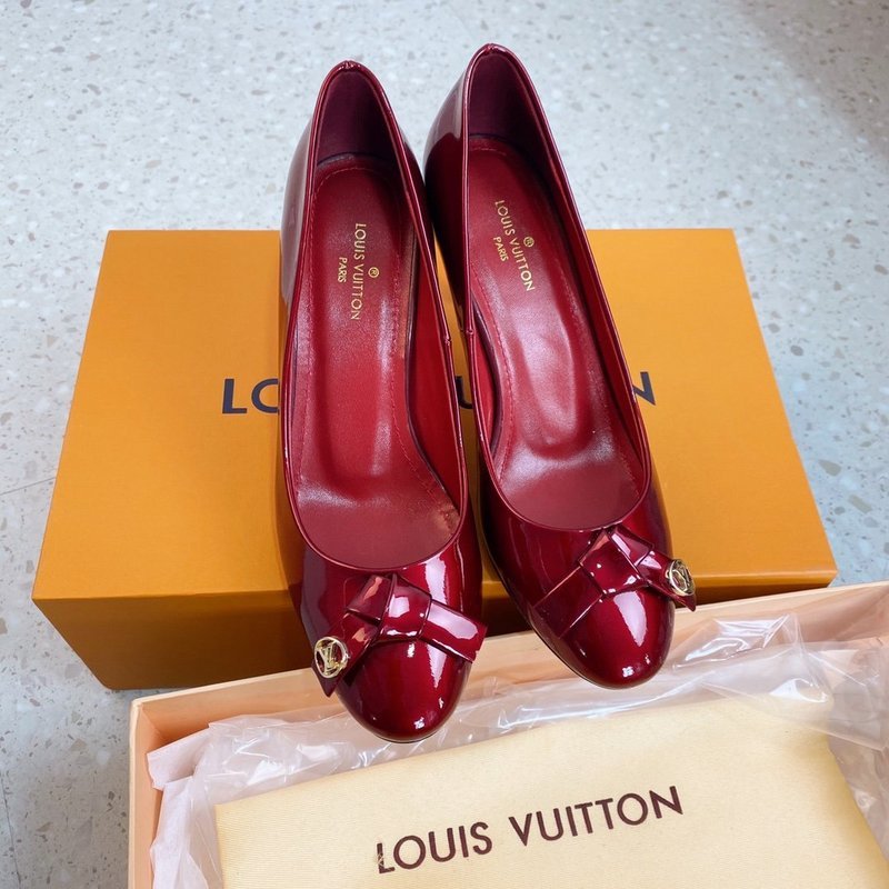Front view of Louis Vuitton luxury piece style No.166