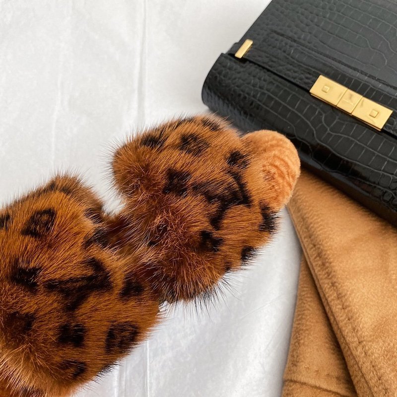Side profile view of Louis Vuitton luxury piece style No.158