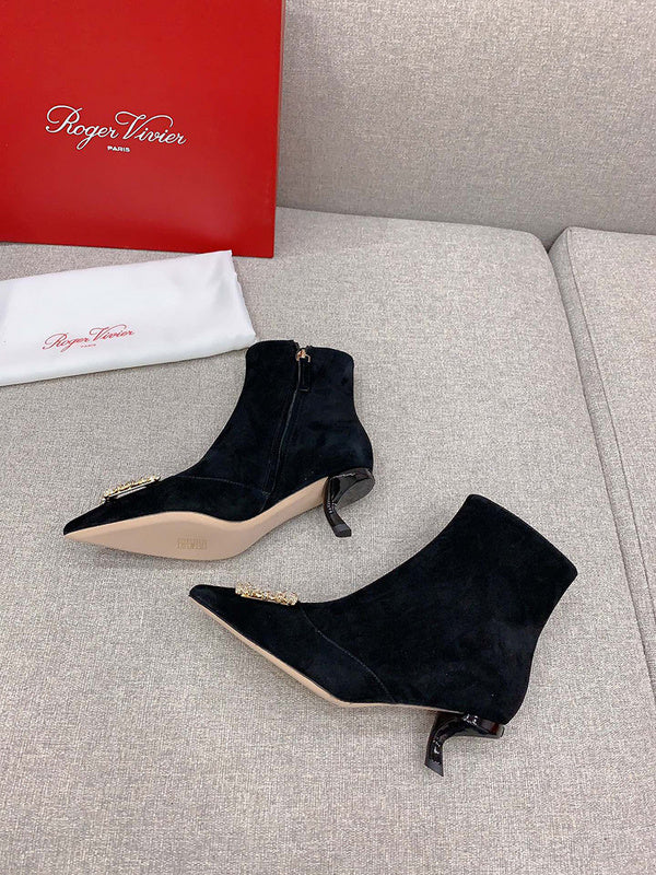 Styling view of Roger Vivier luxury piece style No.061