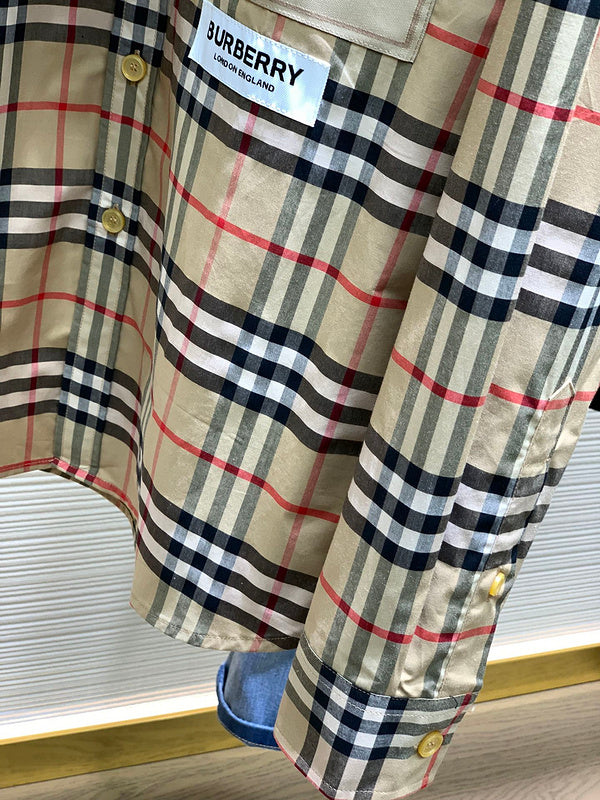 Texture and finish detail of Burberry luxury piece style No.039