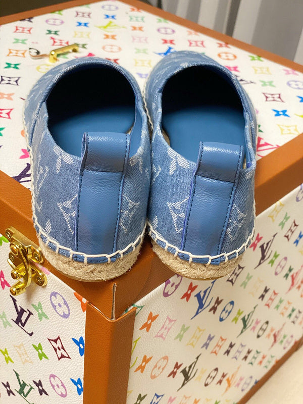 Three-quarter angle view of Louis Vuitton luxury piece style No.112