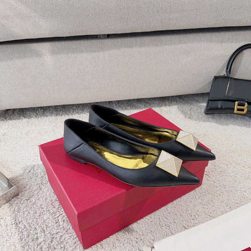 Three-quarter angle view of Valentino Garavani luxury piece style No.219