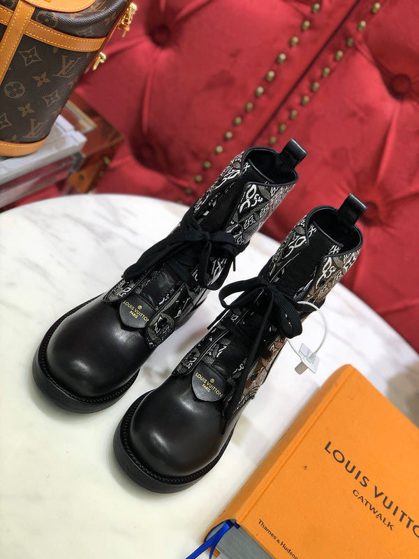 Louis Vuitton Beige Chelsea Boots - Toe Detail View