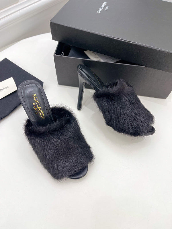 Styling view of Saint Laurent luxury piece style No.125