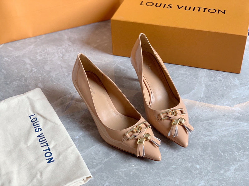Three-quarter angle view of Louis Vuitton luxury piece style No.055