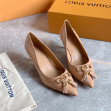 Three-quarter angle view of Louis Vuitton luxury piece style No.055