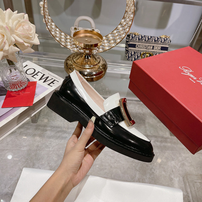 Full silhouette view of Roger Vivier luxury piece style No.076