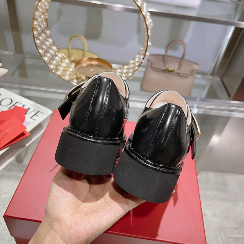 Texture and finish detail of Roger Vivier luxury piece style No.093