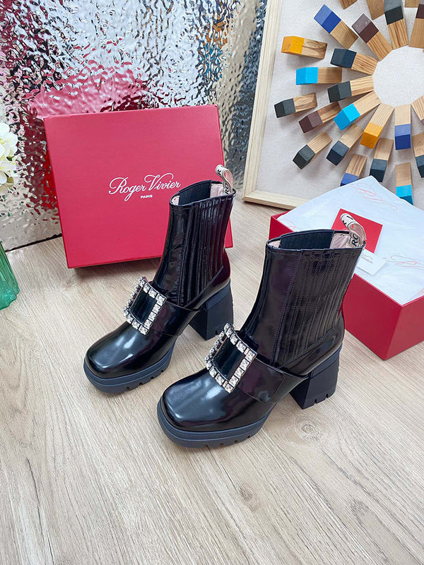 Side profile view of Roger Vivier luxury piece style No.097