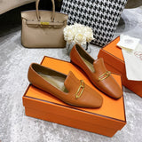 Hermes shoes Style 352 - close-up of bold signature style