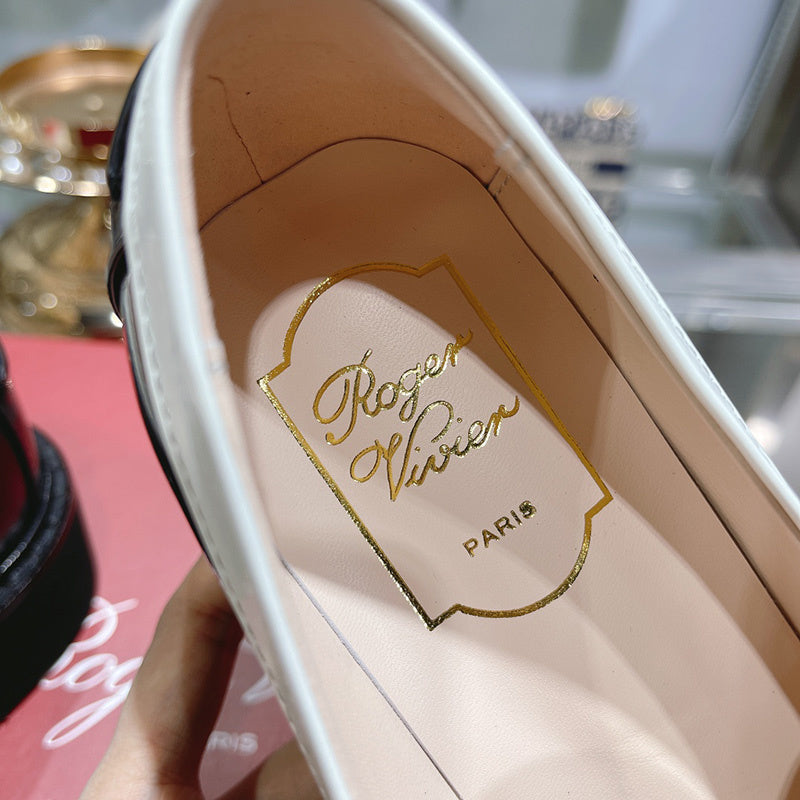 Side profile view of Roger Vivier luxury piece style No.076
