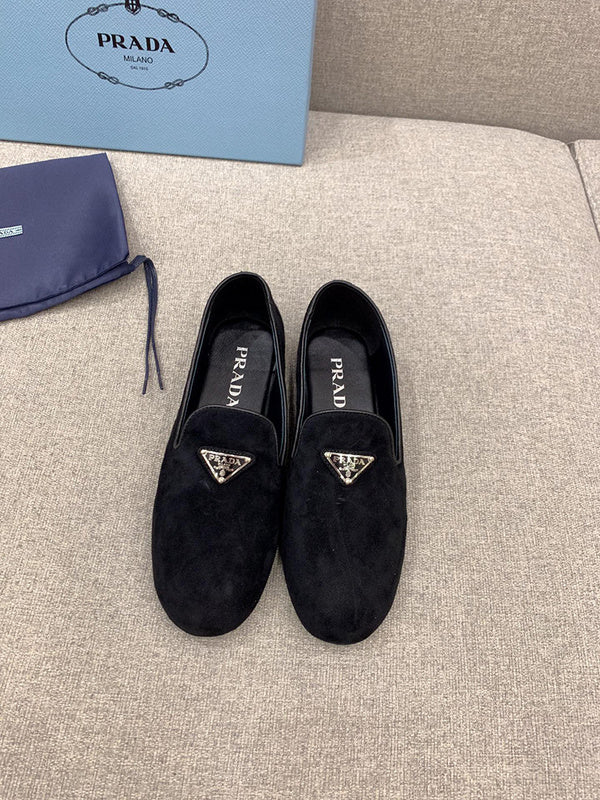 Styling view of Prada luxury piece style No.122