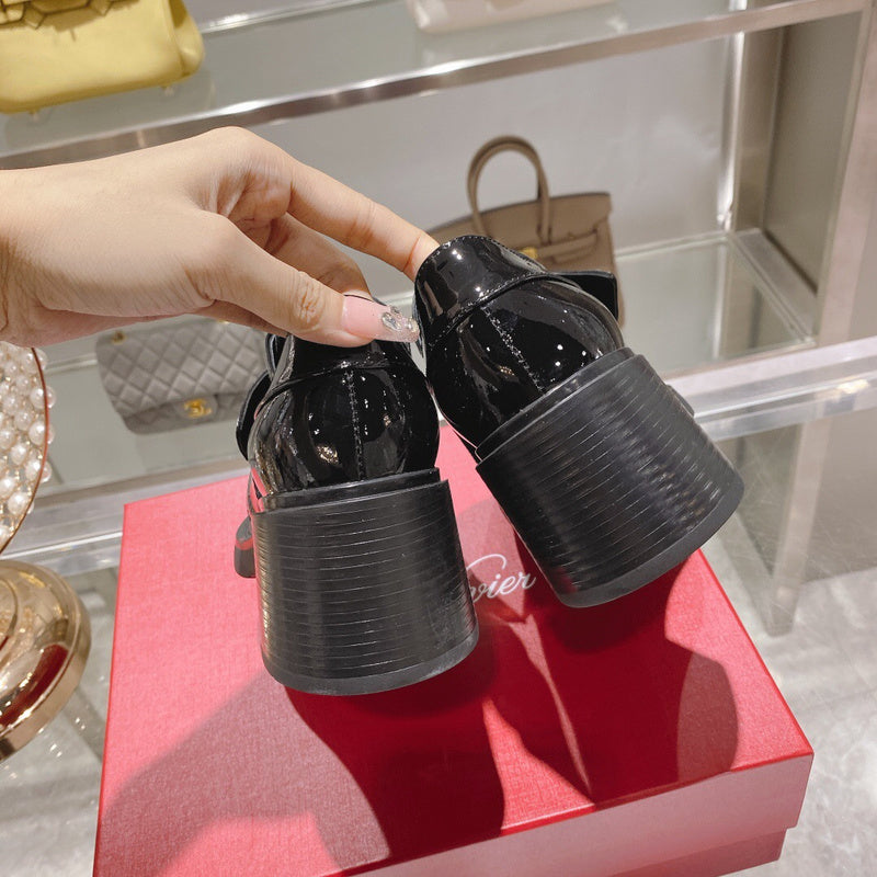 Three-quarter angle view of Roger Vivier luxury piece style No.042