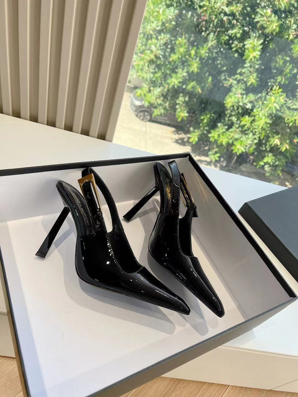 Three-quarter angle view of Saint Laurent luxury piece style No.009