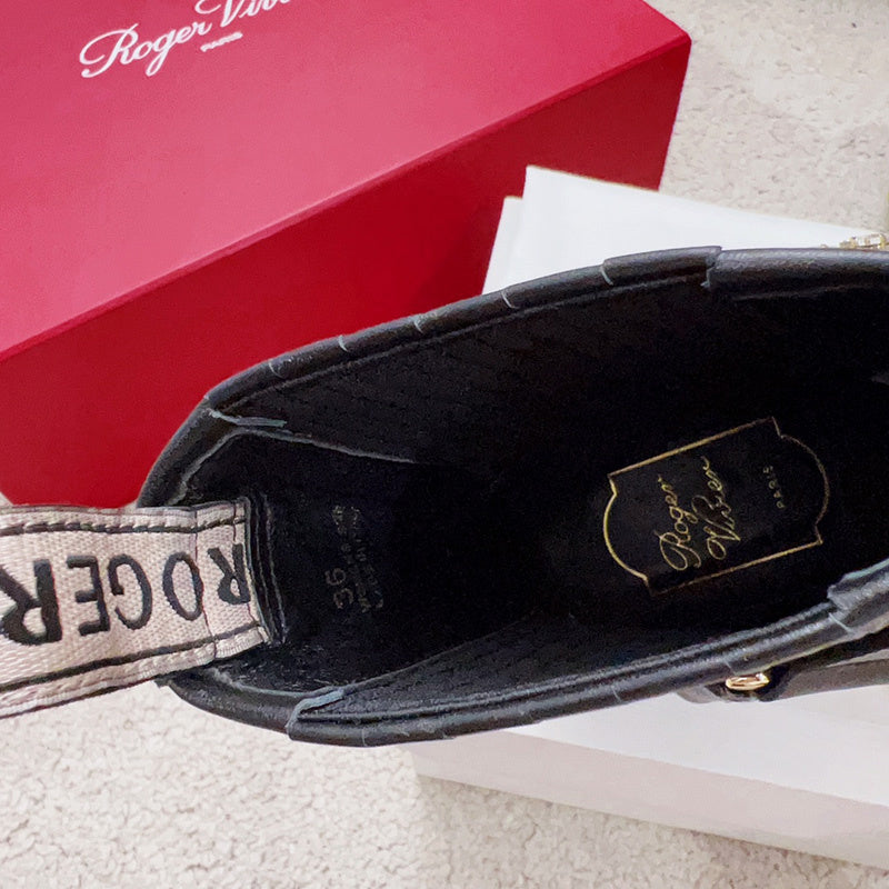 Texture and finish detail of Roger Vivier luxury piece style No.054
