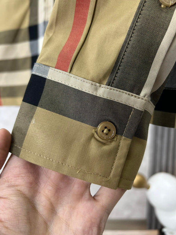 Texture and finish detail of Burberry luxury piece style No.424