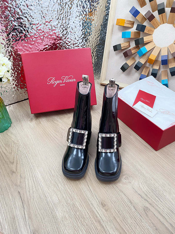 Three-quarter angle view of Roger Vivier luxury piece style No.079