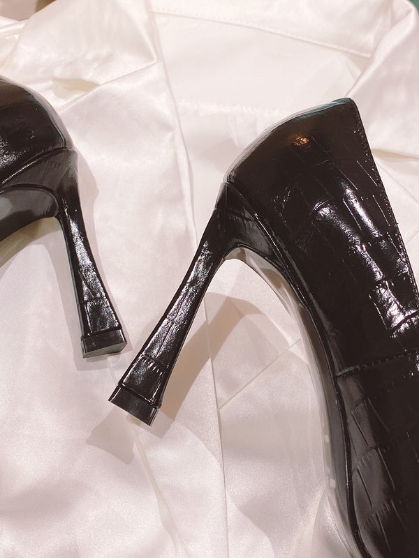 Three-quarter angle view of Saint Laurent luxury piece style No.112