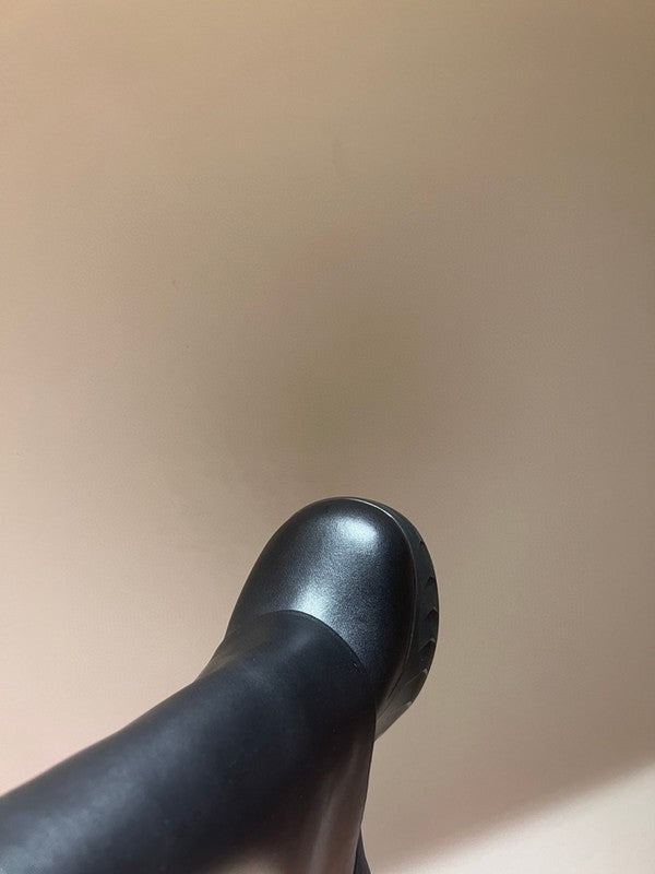 Givenchy Black Pointed-Toe Stiletto Heels - Close-Up Texture View