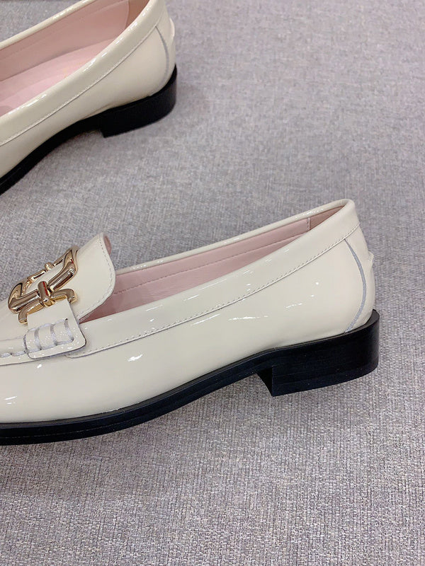 Front view of Roger Vivier luxury piece style No.070