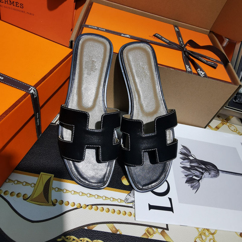 Hermès Camel Gladiator Sandals - Heel Detail View