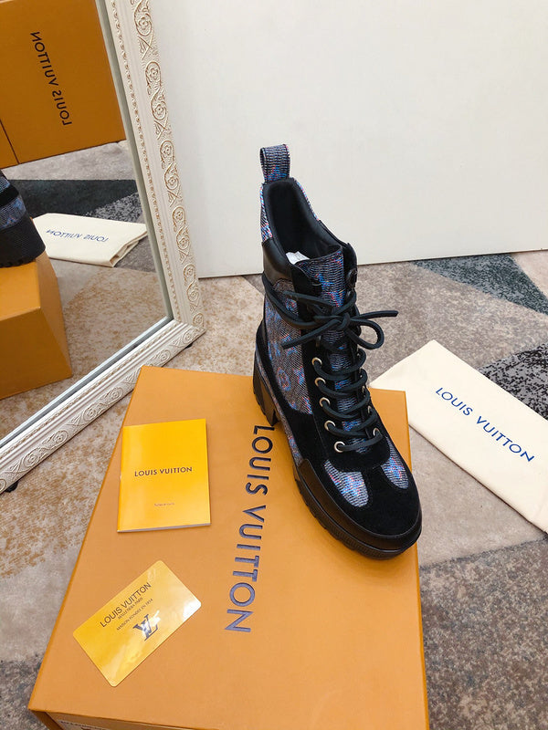 Full silhouette view of Louis Vuitton luxury piece style No.171