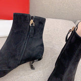 Side profile view of Roger Vivier luxury piece style No.061