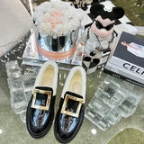 Three-quarter angle view of Roger Vivier luxury piece style No.087