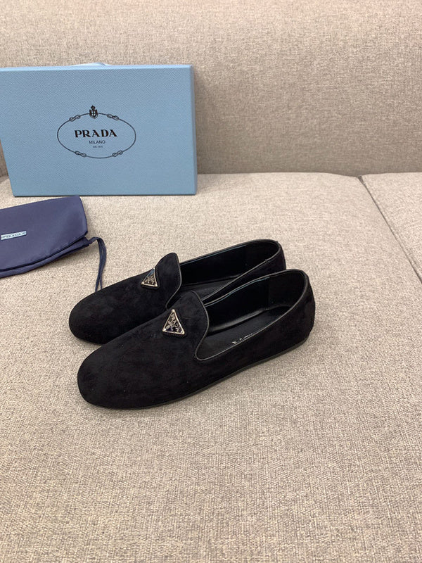 Side profile view of Prada luxury piece style No.122