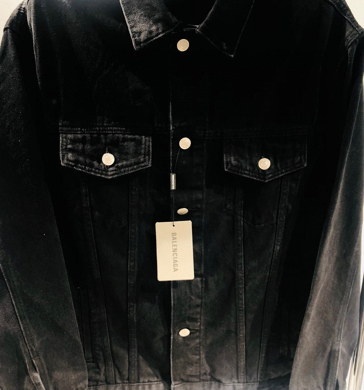 Three-quarter angle view of Balenciaga luxury piece style No.183